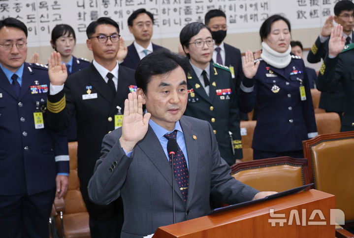 [서울=뉴시스] 김금보 기자 = 안규백 국방부 장관이 17일 서울 여의도 국회에서 열린 법제사법위원회의 군사법원에 대한 국정감사에서 선서를 하고 있다. 2025.10.17. kgb@newsis.com