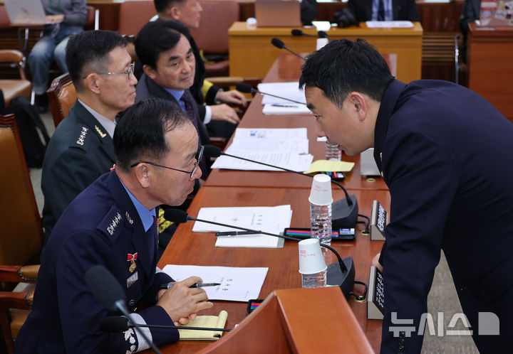 [서울=뉴시스] 김금보 기자 = 김용민 국회 법제사법위원회 더불어민주당 간사가 17일 서울 여의도 국회에서 열린 법제사법위원회의 군사법원에 대한 국정감사 시작에 앞서 손석락 공군참모총장과 논의를 하고 있다. 2025.10.17. kgb@newsis.com