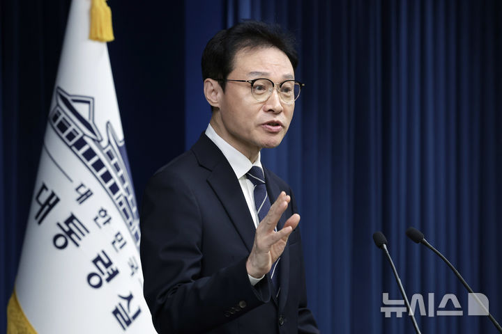 [서울=뉴시스] 최동준 기자 = 이규연 홍보소통수석이 17일 서울 용산 대통령실 청사에서 동남아 유인 광고 긴급삭제 관련 브리핑을 하고 있다. 2025.10.17. photocdj@newsis.com