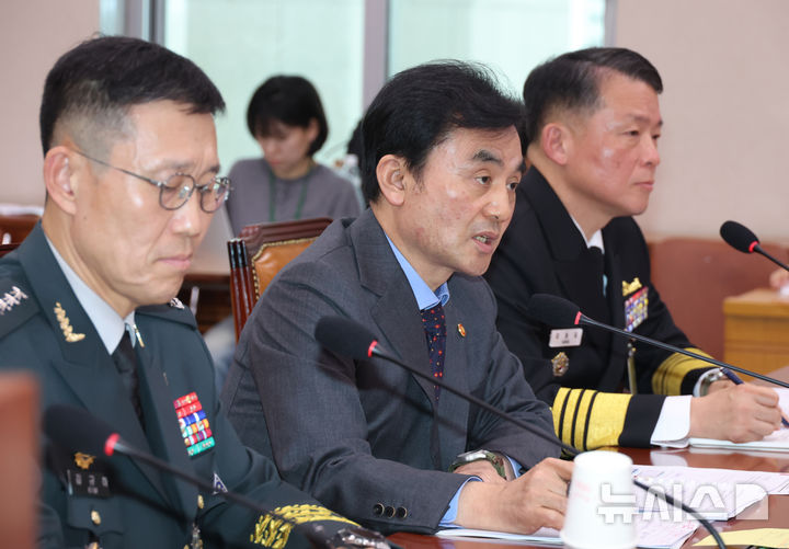 [서울=뉴시스] 고승민 기자 = 안규백 국방부 장관이 17일 서울 여의도 국회에서 열린 법제사법위원회의 군사법원 국정감사에서 의원 질의에 답하고 있다. 2025.10.17. kkssmm99@newsis.com