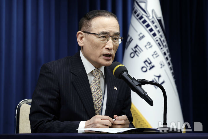 [서울=뉴시스] 최동준 기자 = 위성락 국가안보실장이 17일 서울 용산 대통령실 청사에서 캄보디아 사태에 대한 정부의 대응 현황 관련 브리핑을 하고 있다. 10.17. photocdj@newsis.com