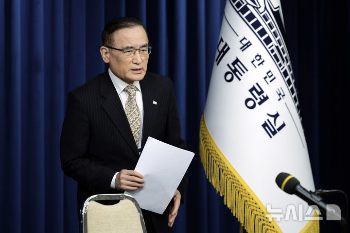 [서울=뉴시스] 최동준 기자 = 위성락 국가안보실장이 17일 서울 용산 대통령실 청사에서 캄보디아 사태에 대한 정부의 대응 현황 관련 브리핑에 입장하고 있다. 10.17. photocdj@newsis.com