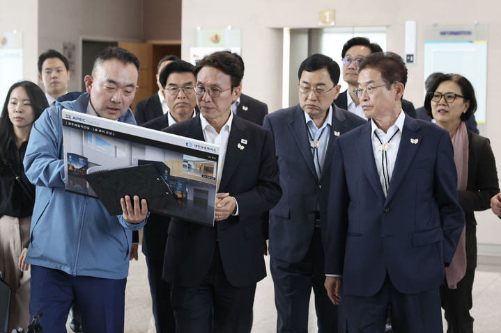 [서울=뉴시스] 추상철 기자 = APEC 정상회의 준비위원장 김민석 국무총리가 17일 경북 경주시 소재 APEC 경제인행사장소에서 준비 상황을 점검하고 있다. (사진=총리실 제공) 2025.10.17. photo@newsis.com *재판매 및 DB 금지