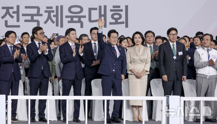 [서울=뉴시스] 최동준 기자 = 이재명 대통령이 17일 부산아시아드주경기장에서 열린 제106회 전국체육대회 개막식에 입장하며 인사하고 있다. (대통령실통신사진기자단) 2025.10.17. photocdj@newsis.com