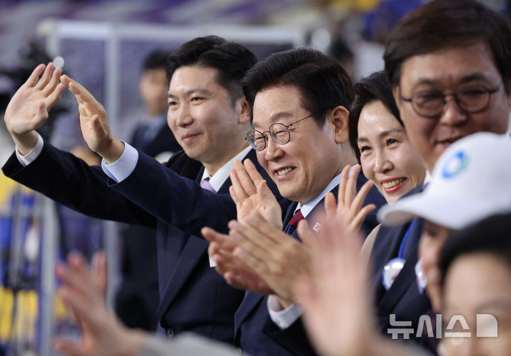 [서울=뉴시스] 최동준 기자 = 이재명 대통령과 김혜경 여사가 17일 부산아시아드주경기장에서 열린 제106회 전국체육대회 개막식에서 선수단 입장을 지켜보며 인사하고 있다. (대통령실통신사진기자단) 2025.10.17. photocdj@newsis.com