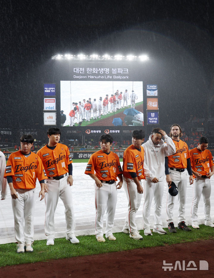 [대전=뉴시스] 김진아 기자 = 17일 대전 중구 한화생명볼파크에서 열린 2025 KBO 포스트시즌 삼성 라이온즈와 한화 이글스의 경기가 우천으로 취소되자 선수들이 인사하고 있다. 2025.10.17. bluesoda@newsis.com