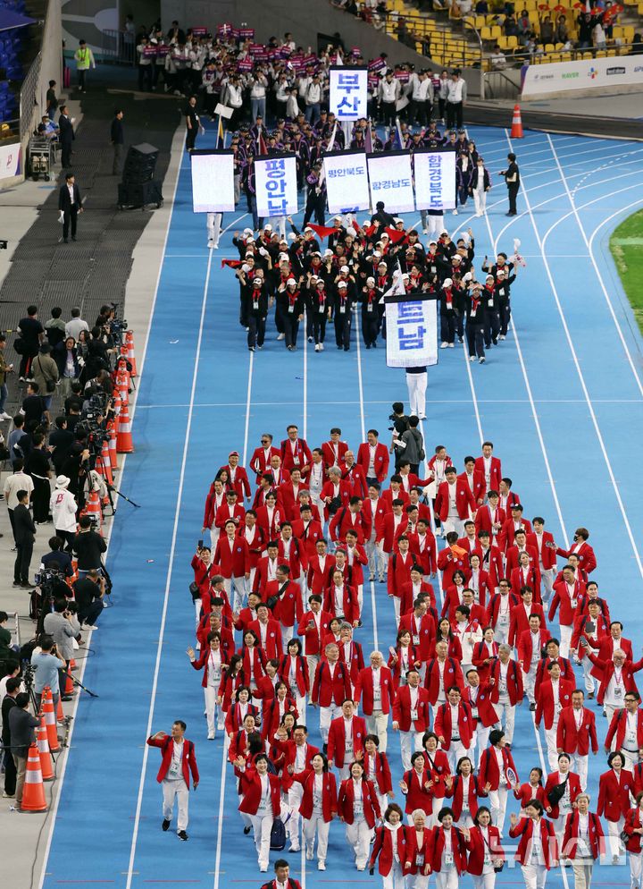  [부산=뉴시스] 하경민 기자 = 제106회 부산 전국체육대회 개회식이 열린 17일 부산 연제구 부산아시아드주경기장에서 지역별 선수단이 입장하고 있다. 25년 만에 부산에서 개최되는 이번 전국체전은 50개 종목(정식 48, 시범 2)에 18개국 해외동포 선수단(1527명)을 포함한 전국 17개 시·도에서 2만8791명(선수 1만9418명, 임원 9373명)이 참가한 가운데 사격과 승마, 족구, 사이클 도로 등의 종목을 제외한 전 경기가 부산 전역 82곳에서 23일까지 열전에 들어간다. 2025.10.17. yulnetphoto@newsis.com