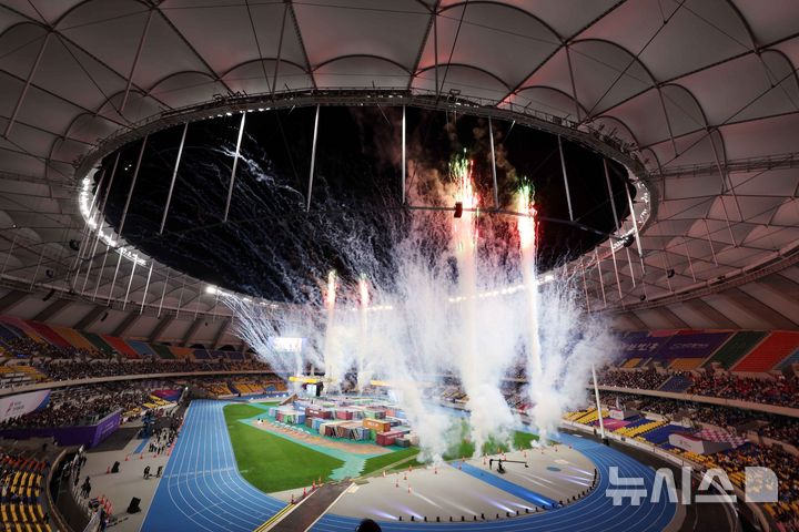  [부산=뉴시스] 하경민 기자 = 제106회 부산 전국체육대회 개회식이 열린 17일 부산 연제구 부산아시아드주경기장에서 개막 축포가 터지고 있다. 25년 만에 부산에서 개최되는 이번 전국체전은 50개 종목(정식 48, 시범 2)에 18개국 해외동포 선수단(1527명)을 포함한 전국 17개 시·도에서 2만8791명(선수 1만9418명, 임원 9373명)이 참가한 가운데 사격과 승마, 족구, 사이클 도로 등의 종목을 제외한 전 경기가 부산 전역 82곳에서 23일까지 열전에 들어간다. 2025.10.17. yulnetphoto@newsis.com