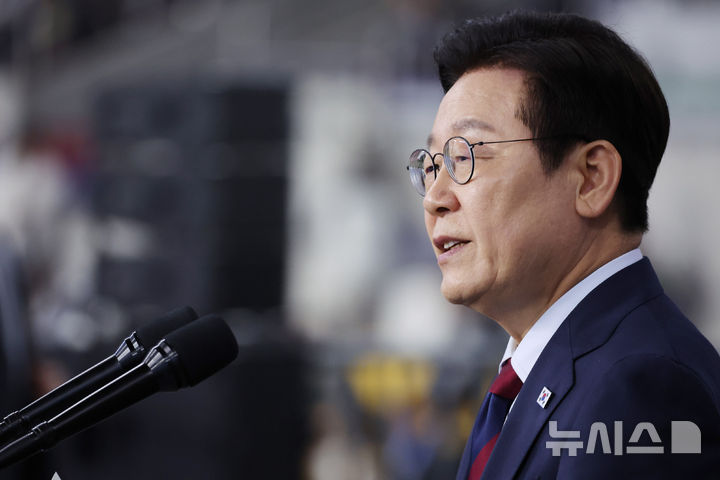 [서울=뉴시스] 최동준 기자 = 이재명 대통령이 17일 부산아시아드주경기장에서 열린 제106회 전국체육대회 개막식에서 기념사를 하고 있다. (대통령실통신사진기자단) 2025.10.17. photocdj@newsis.com