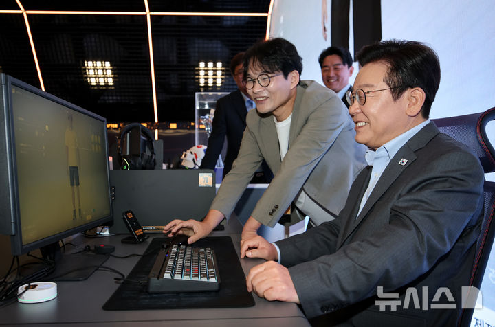 [서울=뉴시스] 고범준 기자 = 이재명 대통령이 15일 서울 성동구 펍지 성수에서 열린 K-게임 현장 간담회에서 '크래프톤' 신작 게임 '인조이' 체험을 하고 있다. 2025.10.15. bjko@newsis.com
