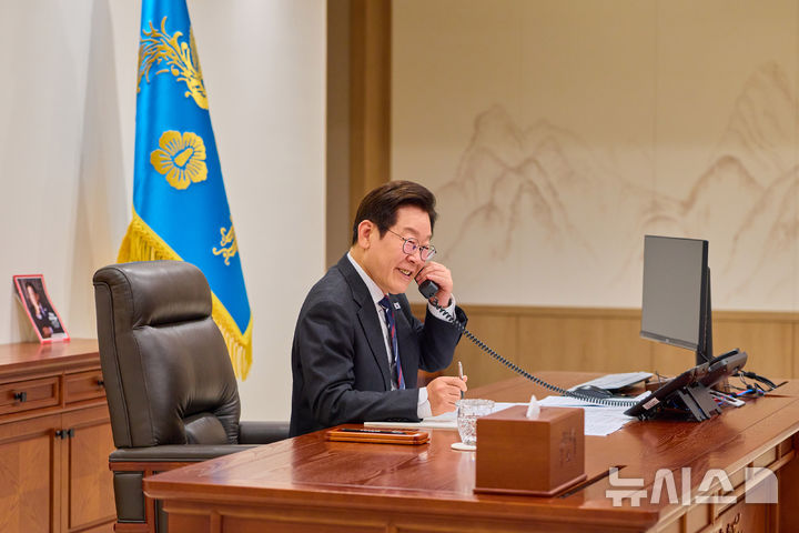 [서울=뉴시스] 최동준 기자 = 이재명 대통령이 16일 서울 용산 대통령실 청사에서 아누틴 찬위라꾼 태국 총리와 통화하고 있다. (사진=) 2025.10.16. photo@newsis.com *재판매 및 DB 금지