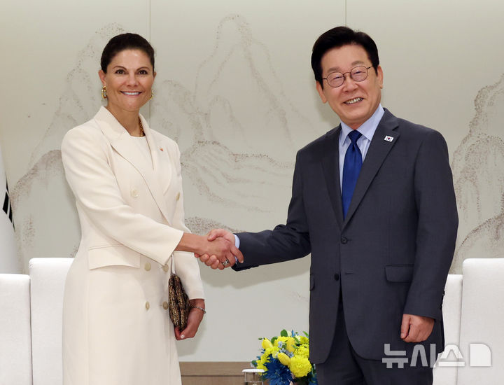 [서울=뉴시스] 고범준 기자 = 이재명 대통령이 15일 서울 용산 대통령실 청사에서 빅토리아 스웨덴 왕세녀를 접견하기 전 악수하고 있다. (대통령실통신사진기자단) 2025.10.15. bjko@newsis.com