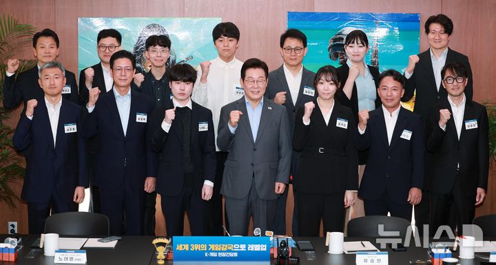 [서울=뉴시스] 고범준 기자 = 이재명 대통령이 15일 서울 성동구 펍지 성수에서 열린 K-게임 현장 간담회에서 참석자들과 기념촬영을 하고 있다. 2025.10.15. bjko@newsis.com