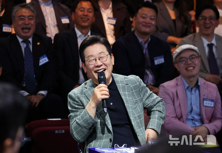 [서울=뉴시스] 고범준 기자 = 이재명 대통령이 14일 서울 동대문구 콘텐츠문화광장에서 열린 디지털토크라이브 '국민의 목소리, 정책이 되다'에서 발언하며 웃고 있다. (대통령실통신사진기자단) 2025.10.14. bjko@newsis.com