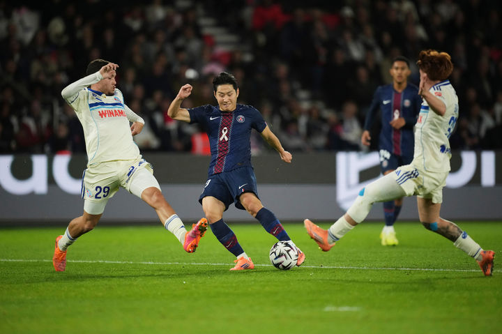[파리=AP/뉴시스]PSG 이강인 골대 강타. 2025.10.17.