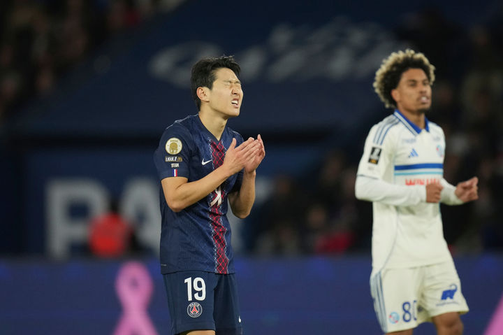 [파리=AP/뉴시스]PSG 이강인 골대 강타. 2025.10.17.