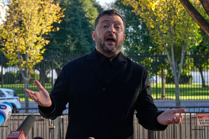 [워싱턴=AP/뉴시스]볼로디미르 젤렌스키 우크라이나 대통령이 17일(현지시각) 백악관에서 도널드 트럼프 미 대통령과 회담한 뒤 백악관 맞은편 라파예트 공원에서 기자회견하고 있다. 그는 초청받을 경우 헝가리에서 열리는 블라디미르 푸틴 러시아 대통령과 도널드 트럼프 미 대통령의 정상회담에 참여할 준비가 돼 있다고 밝혔다고 프랑스24가 20일 보도했다. 2025.10.20.