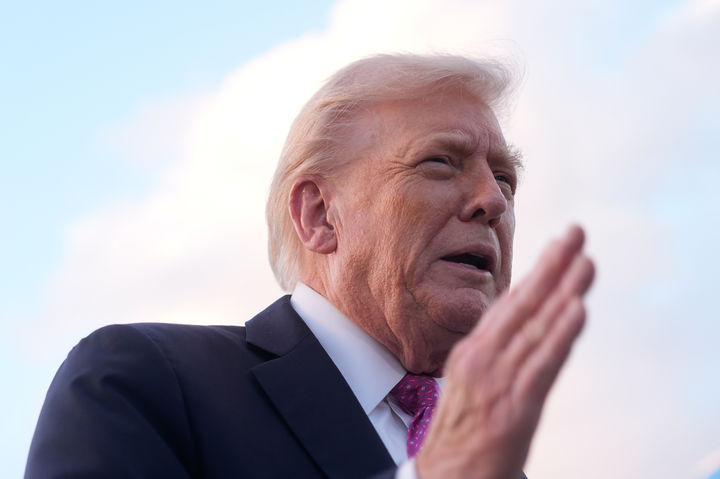 [팜비치=AP/뉴시스]도널드 트럼프 미 대통령이 17일(현지시각) 플로리다 팜비치 국제공항에 전용기 편으로 도착해 기자들에게 발언하고 있다.