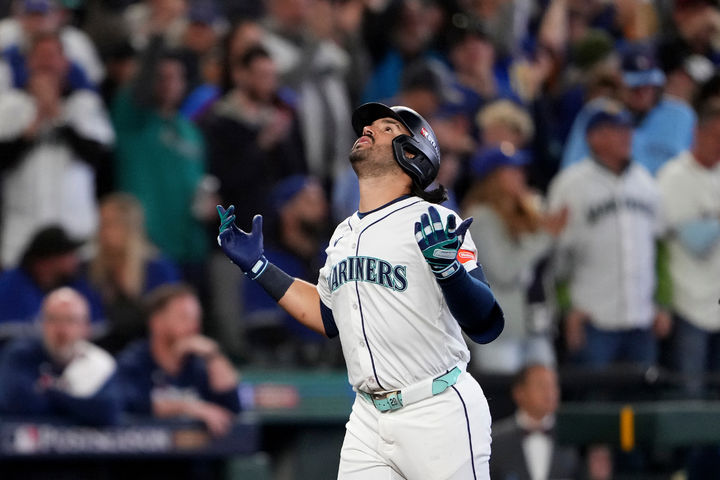[시애틀=AP/뉴시스]메이저리그(MLB) 시애틀 매리너스의 에우헤니오 수아레스가 18일(한국 시간) 미국 워싱턴주 시애틀의 T모바일 파크에서 열린 2025 MLB 포스트시즌 아메리칸리그 챔피언십시리즈(ALCS·7전4선승제) 5차전 2회말 선제 솔로포를 폭발한 뒤 기뻐하고 있다. 2025.10.18
