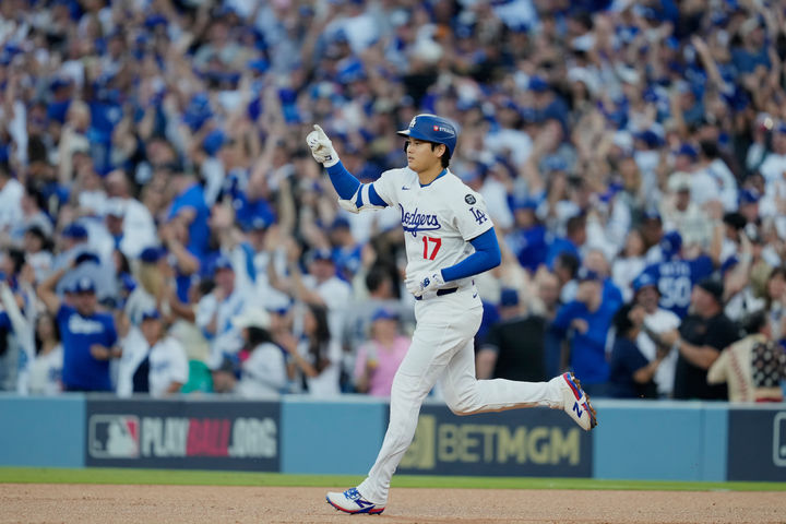 [로스앤젤레스=AP/뉴시스] 로스앤젤레스(LA) 다저스의 오타니 쇼헤이가 17일(현지 시간) 미 캘리포니아주 LA의 다저 스타디움에서 열린 2025 메이저리그 내셔널리그 챔피언십 시리즈(NLCS·7전4선승제) 4차전 밀워키 브루어스와 경기 1회 말 선두 타자 홈런(1점)을 친 후 베이스를 돌고 있다. 오타니는 이날 선발 투수로도 등판했다. 2025.10.17.