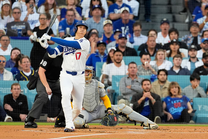 [로스앤젤레스=AP/뉴시스] 로스앤젤레스(LA) 다저스의 오타니 쇼헤이가 17일(현지 시간) 미 캘리포니아주 LA의 다저 스타디움에서 열린 2025 메이저리그 내셔널리그 챔피언십 시리즈(NLCS·7전4선승제) 4차전 밀워키 브루어스와 경기 1회 말 선두 타자로 나와 1점 홈런을 치고 있다. 오타니는 이날 선발 투수로도 등판했다. 2025.10.17.