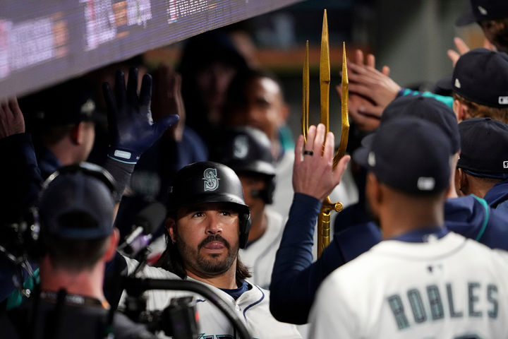 [시애틀=AP/뉴시스]메이저리그(MLB) 시애틀 매리너스의 에우헤니오 수아레스가 18일(한국 시간) 미국 워싱턴주 시애틀의 T모바일 파크에서 열린 2025 MLB 포스트시즌 아메리칸리그 챔피언십시리즈(ALCS·7전4선승제) 5차전 8회말 역전 만루 홈런을 폭발한 뒤 더그아웃에서 동료들에게 축하받고 있다. 2025.10.18