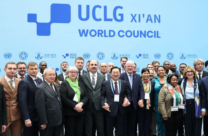 [대전=뉴시스]이장우 대전시장이 세계지방정부연합 회장으로 취임한 후 회원국 지자체 대표들과 기념사진을 찍고 있다. (사진=대전시 제공) 2025. 10. 18 photo@newsis.com *재판매 및 DB 금지