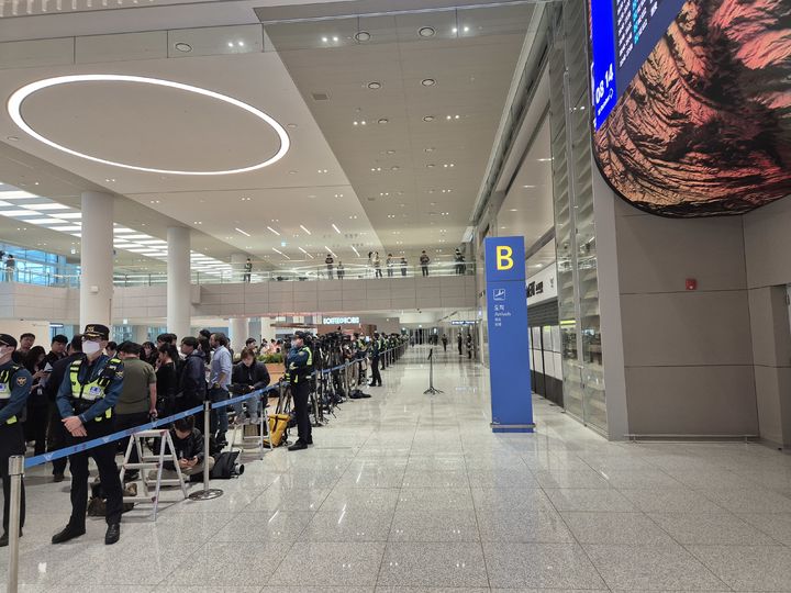 [인천공항=뉴시스]이윤석 수습기자=캄보디아에서 보이스피싱과 로맨스스캠 등 범죄에 가담했다가 구금된 한국인 64명을 태운 전세기가 18일 오전 8시45분께 인천국제공항에 도착한다. 오전 8시께 인천공항 모습. 2025.10.18 eeys@newsis.com *재판매 및 DB 금지
