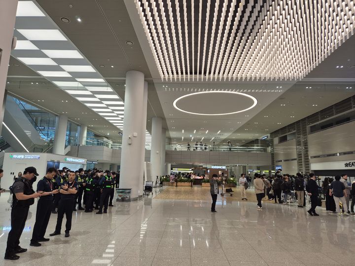 [인천공항=뉴시스]이윤석 수습기자=캄보디아에서 보이스피싱과 로맨스스캠 등 범죄에 가담했다가 구금된 한국인 64명을 태운 전세기가 18일 오전 8시37분께 인천국제공항에 도착했다. 오전 8시께 인천공항 모습. 2025.10.18 eeys@newsis.com *재판매 및 DB 금지 *재판매 및 DB 금지