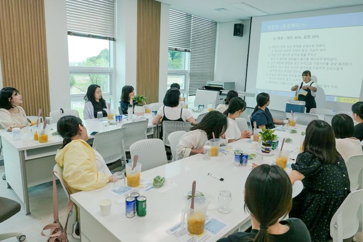 충북도농업기술원 치유농업센터에서 진행한 임산부 대상 치유농업 프로그램 '오감힐링'. (사진=충북도농업기술원 제공) *재판매 및 DB 금지