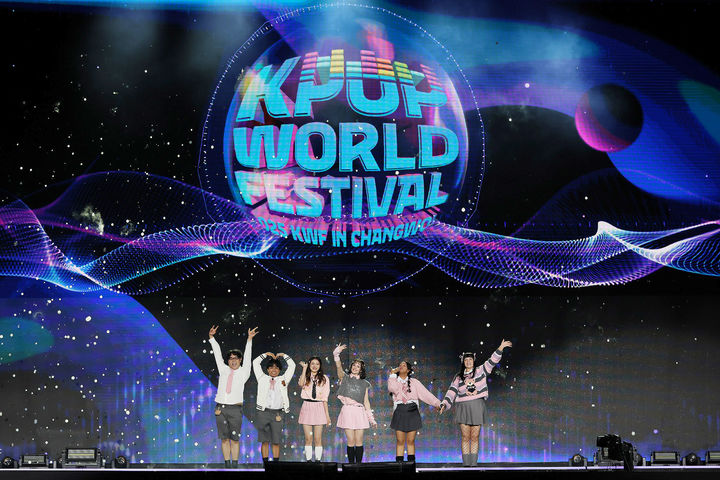 [창원=뉴시스] 강경국 기자 = 17일 저녁 경남 창원시 창원광장에서 2025 창원 케이팝(K-POP) 월드 페스티벌이 개최되고 있다. (사진=창원시청 제공). 2025.10.18. photo@newsis.com *재판매 및 DB 금지