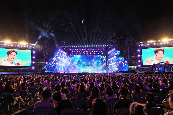 [창원=뉴시스] 강경국 기자 = 17일 저녁 경남 창원시 창원광장에서 2025 창원 케이팝(K-POP) 월드 페스티벌이 개최되고 있다. (사진=창원시청 제공). 2025.10.18. photo@newsis.com *재판매 및 DB 금지