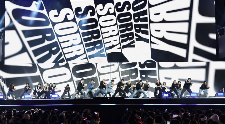 [창원=뉴시스] 강경국 기자 = 17일 저녁 경남 창원시 창원광장에서 2025 창원 케이팝(K-POP) 월드 페스티벌이 개최되고 있다. (사진=창원시청 제공). 2025.10.18. photo@newsis.com *재판매 및 DB 금지