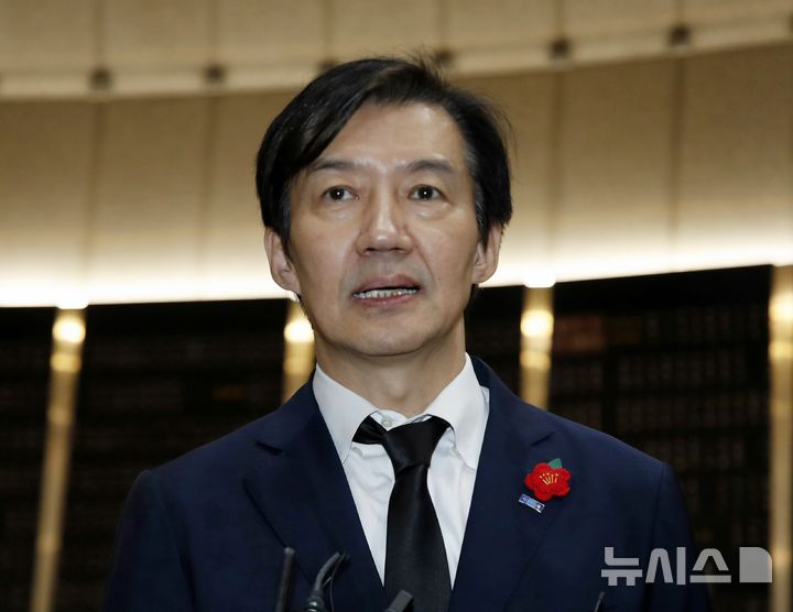 [제주=뉴시스] 오영재 기자 = 조국 조국혁신당 비상대책위원장이 18일 제주시 봉개동 제주4·3평화공원에서 헌화와 분향을 한 뒤 취재진 질의에 답변하고 있다. 2025.10.18. oyj4343@newsis.com 