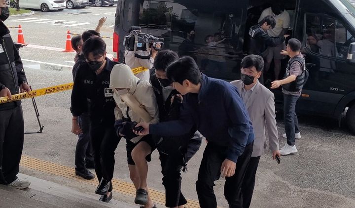 [천안=뉴시스] 최영민 기자=캄보디아에서 각종 범죄에 가담한 피의자들 중 12명이 18일 천안동남경찰서로 압송됐다. 2025.10.18 ymchoi@newsis.com *재판매 및 DB 금지