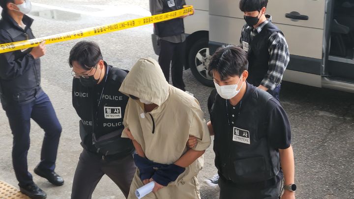 [천안=뉴시스] 최영민 기자=캄보디아에서 각종 범죄에 가담한 피의자들 중 12명이 18일 천안동남경찰서로 압송됐다. 2025.10.18 ymchoi@newsis.com *재판매 및 DB 금지