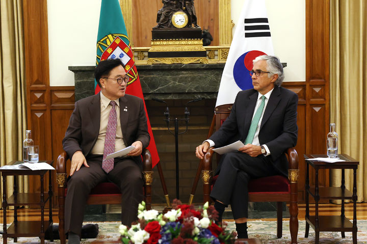 [서울=뉴시스]우원식 국회의장은 17일(현지시간) 포르투갈 수도 리스본에서 주제 아귀아르-브랑쿠 의회 의장, 카를루스 아브레우 아모링 의정 장관과 면담하고, 신재생에너지·공급망·배터리·방산 등 실질 협력 확대 방안을 논의했다고 밝혔다.사진은 아귀아르 브랑쿠 의회 의장을 접견한 우 의장(사진=국회의장실 제공)2025.10.18. photo@newsis.com *재판매 및 DB 금지