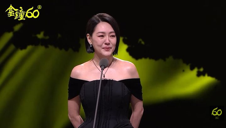 [서울=뉴시스] 그룹 '클론' 멤버 구준엽의 처제이자 대만 배우인 쉬시디(서희제)가 지난 17일 열린 제60회 금종장 시상식에서 급성 폐렴으로 세상을 떠난 언니 쉬시위안(48·서희원)을 추모했다.(사진=금종장 시상식 화면 캡처) 2025.10.18. photo@newsis.com *재판매 및 DB 금지