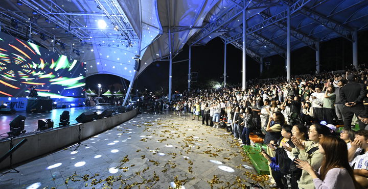 [남원=뉴시스] 김종효 기자 = '제33회 남원 흥부제'가 지난 17일 사랑의광장 및 요천 일원에서 개막했다. 축하공연의 일환으로 펼쳐진 EGM파티에 관중들이 열광하고 있다. (사진=남원시 제공) 2025.10.18. photo@newsis.com *재판매 및 DB 금지