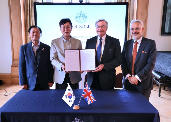 [안산=뉴시스]이민근 안산시장(왼쪽 두 번째)이 팀 콜리지 온들스쿨 이사회 의장(오른쪽 두 번째)과 도미닉 올리버 온들스쿨 교장(오른쪽 첫 번째)으로부터 투자의향서를 전달받고 기념촬영을 하고 있다.(사진=안산시 제공)2025.10.18.photo@newsis.com *재판매 및 DB 금지