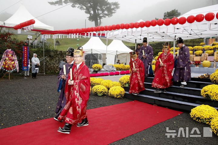 [제주=뉴시스] 오영재 기자 = 대한불교조계종 제23교구본사가 18일 오후 관음사 대웅전에서 제26회 한라산 영산대재를 봉행하고 있다. 2025.10.18. oyj4343@newsis.com
