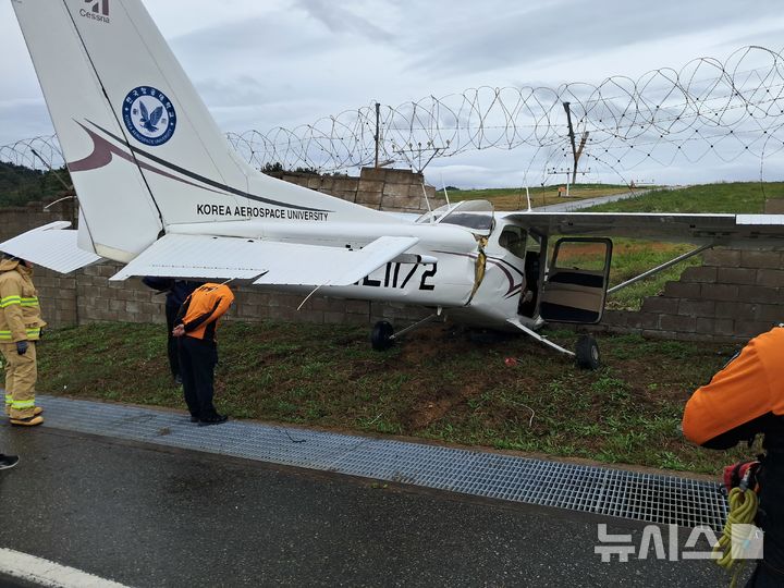 [울진=뉴시스] 안병철 기자 = 18일 오전 10시59분께 경북 울진군 기성면 구산리 울진공항출장소 인근에서 경비행기 1대가 불시착해 2명이 경상을 입었다.(사진=경북소방본부 제공) 2025.10.18. photo@newsis.com