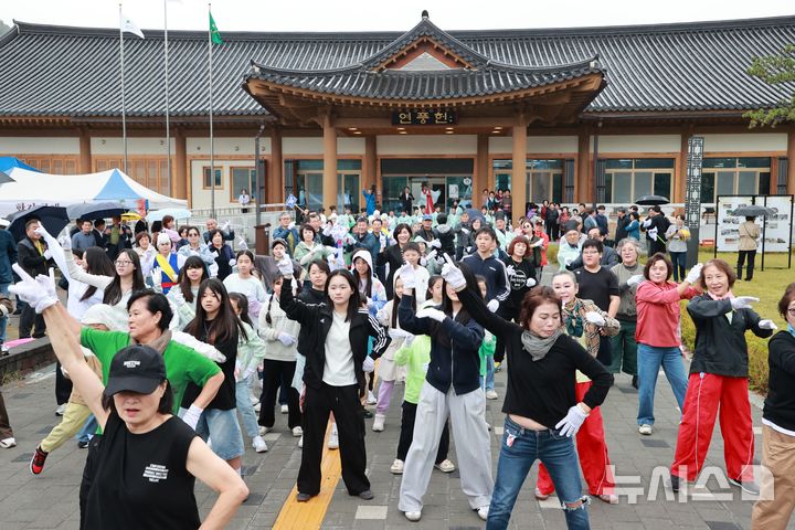 [괴산=뉴시스] 42회 연풍조령축제 플래시 몹 (사진= 괴산군 제공) 2025.10.18. photo@newsis.com *재판매 및 DB 금지