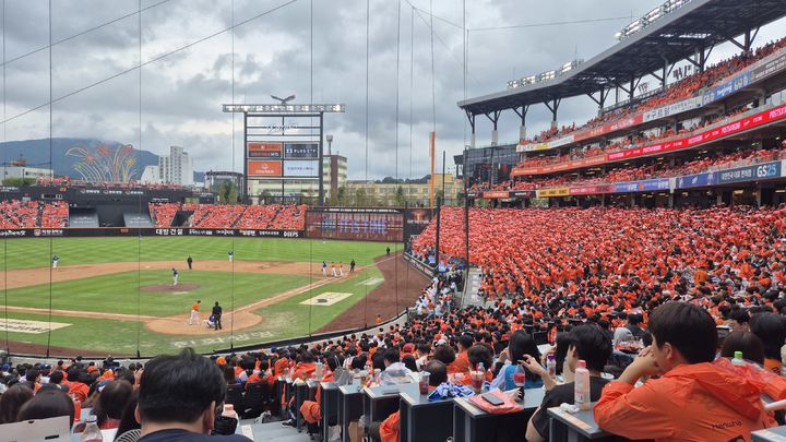 [대전=뉴시스] 문채현 기자 = 18일 대전 한화생명볼파크에서 열린 한화 이글스와 삼성 라이온즈의 2025 신한 쏠뱅크 KBO 포스트시즌 플레이오프 1차전이 전석 매진됐다. 2025.10.18. dal@newsis.com *재판매 및 DB 금지