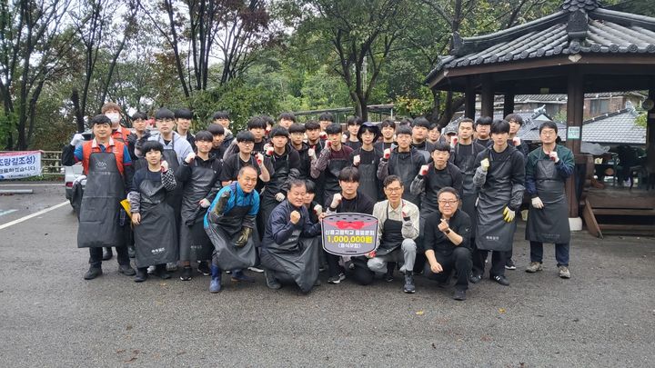 [전주=뉴시스] 전북 전주연탄은행은 전주신흥고등학교와 함께 연탄나눔 봉사를 진행했다고 18일 밝혔다. (사진=전주연탄은행 제공) 2025.10.18. photo@newsis.com *재판매 및 DB 금지