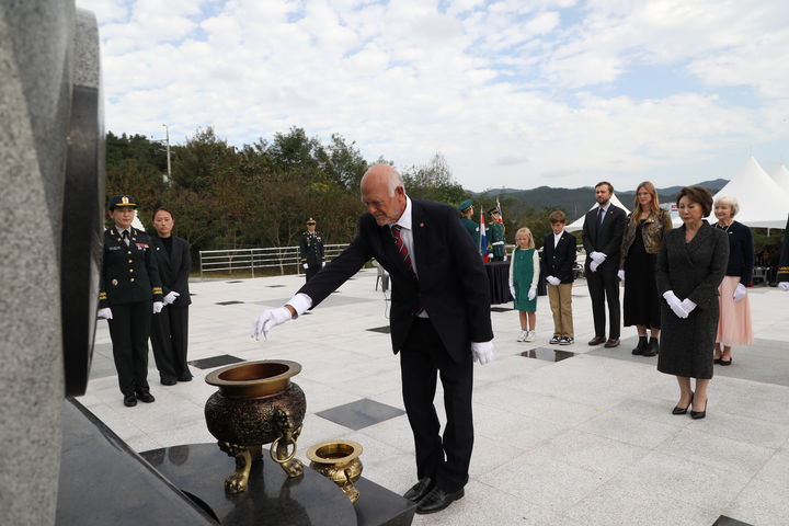 [대구=뉴시스] 故 월튼 워커 장군의 후손 샘 워커 주니어 씨가 경북 칠곡군 한미우정의공원에서 열린 '303고지 추모식'에서 낙동강지구 전투 전적비에 분향하고 있다. (사진=육군 제2작전사령부 제공) 2025.10.18. photo@newsis.com *재판매 및 DB 금지