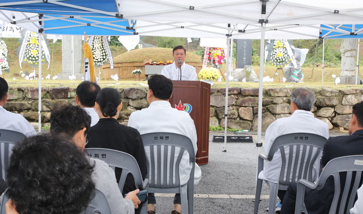 [정읍=뉴시스] 18일 정읍시 산외면 동학농민혁명의 지도자 김개남장군 묘역에서 열린 김개남 장군 순국 131주기 추모제, 이학수 정읍시장이 인사말을 하고 있다. *재판매 및 DB 금지