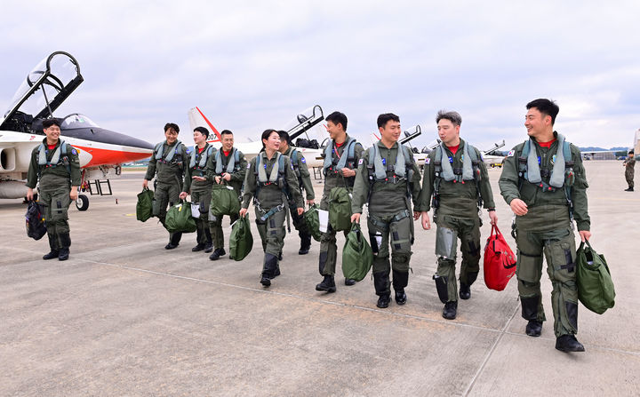 [서울=뉴시스]제10기 국민조종사들이 18일 오후, 서울공항에서 국산항공기 T-50과 FA-50에 탑승해 공군 전투조종사의 임무를 체험해보는 비행체험을 실시했다. 사진은 비행에 나서는 국민조종사들과 임무조종사들. (사진=공군 제공) 2025.10.18.  *재판매 및 DB 금지