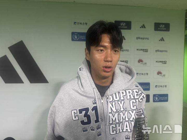 [전주=뉴시스] 프로축구 K리그1 전북현대 공격수 전진우가 18일 조기 우승을 확정한 수원FC와의 하나은행 K리그1 2025 33라운드 홈 경기 이후 취재진과의 인터뷰에서 질문에 답하고 있다. 2025.10.18. wlsduq123@newsis.com