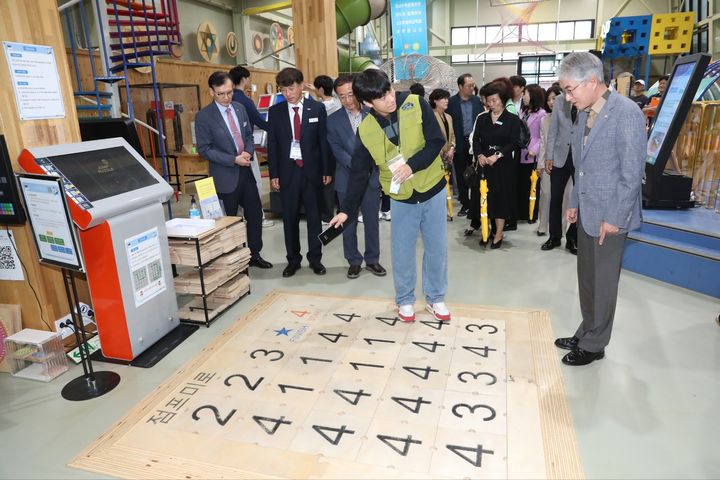 [창원=뉴시스]경남수학문화관에서 박종훈(오른쪽) 경남교육감 등이 참석해 경남체험수학축전을 참관하는 모습.(사진=경남교육청 제공) 2025.10.18.photo@newsis.com *재판매 및 DB 금지